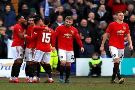مانشستر يونايتد ينفرد بصدارة الدوري الإنجليزي للمرة الأولى منذ 2013