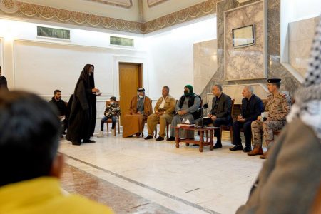 الكاظمي يستقبل عائلات ضحايا تفجير ساحة الطيران ويوجه بتلبية مطالبهم