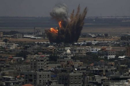 قصف إسرائيلي على منشآت عسكرية وأراض زراعية في قطاع غزة