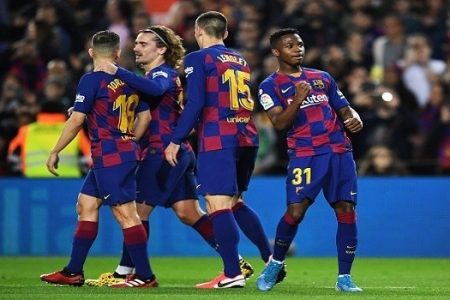 بعثة نادي برشلونة تسافر على متن حافلة إلى هويسكا لتوفير 30 ألف يورو
