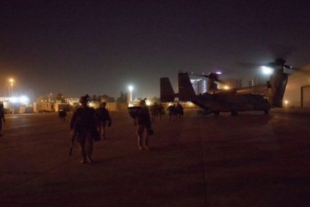 خبير امني: قصف مطار بغداد مرتبط بتغيير القيادات الأمنية.. ايران تضغط للتفاوض مع أمريكا