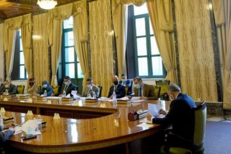 اللجنة العليا توجه بتطبيق الإجراءات الاحترازية في الدوائر الحكومية