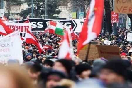 تظاهرات في فيينا احتجاجا على قيود كورونا