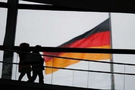ألمانيا تحظر دخول الوافدين من خمس دول