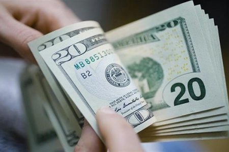 الدولار يحوم فوق أدنى مستوى منذ 2018 بعد سيطرة الديمقراطيين على مجلس الشيوخ