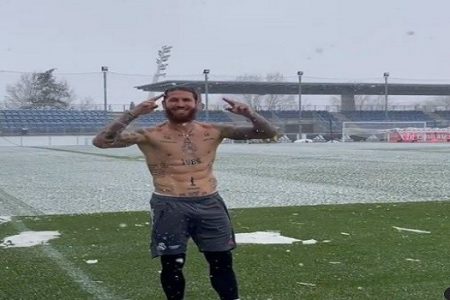 سيرغيو راموس يتحدى الثلج ويظهر بصدر عاري خلال التدريبات