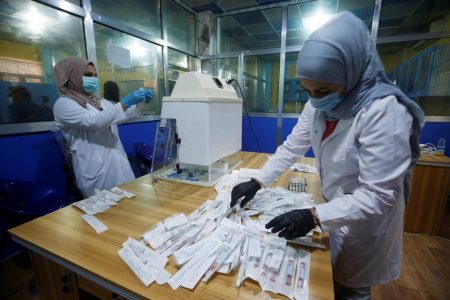 وزارة الصحة: خطة كاملة لتوسيع المختبرات للكشف عن السلالة الجديدة لكورونا