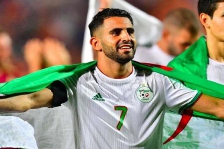 نادي مانشستر سيتي يحتفل بعيد ميلاد رياض محرز الـ 30