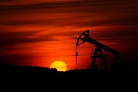 النفط يصعد فوق 65 دولارا بسبب “ثلوج تكساس”