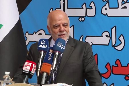 العبادي يدعو الحكومة والبرلمان الى التراجع عن قرار خفض قيمة الدينار
