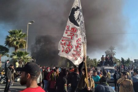 حالات اختناق بين المحتجين نتيجة استخدام قنابل الغاز لتفريقهم في النجف