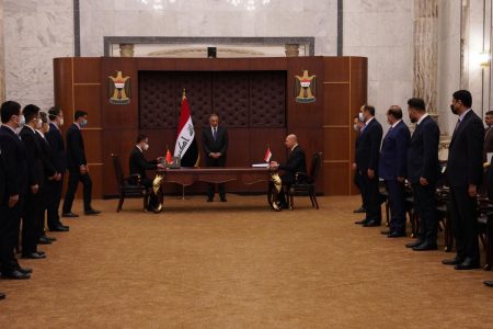 التوقيع على مشروع اعادة تاهيل مطار الناصرية الدولي بحضور مصطفى الكاظمي