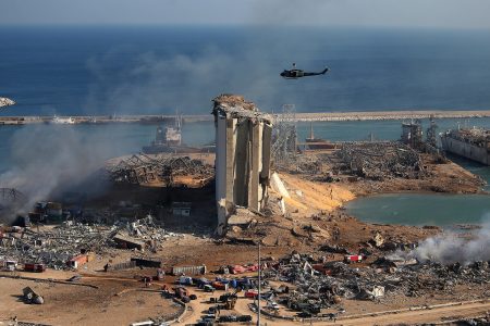 اللبنانيون يحيون الذكرى الأولى لانفجار مرفأ بيروت وسط انهيار اقتصادي